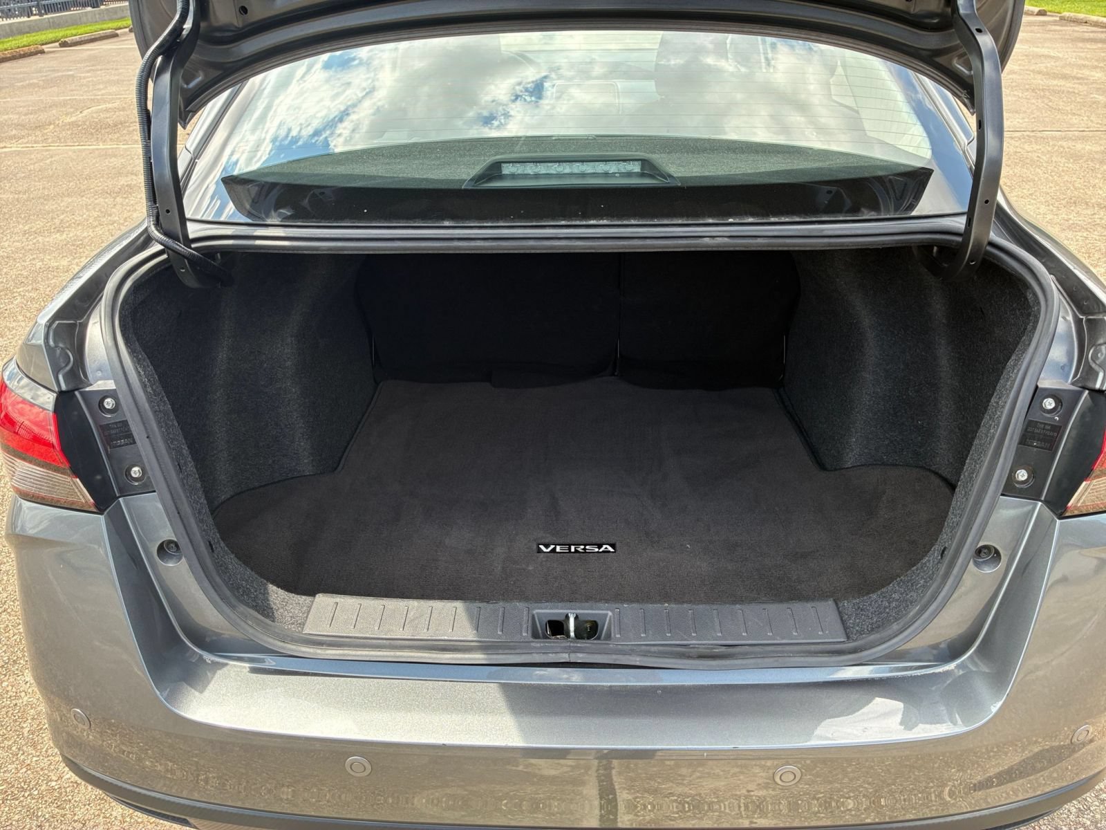 Used 2025 Nissan Versa SV FWD image 28