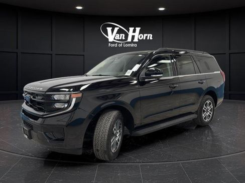 Used 2025 Ford Expedition Active AWD/4WD image 3