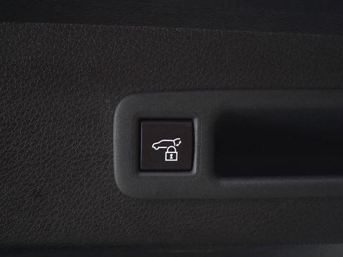 Used 2025 Toyota Sienna Platinum image 18