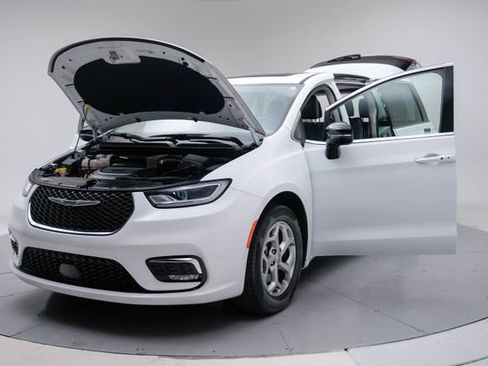 Used 2024 Chrysler Pacifica Limited FWD image 18