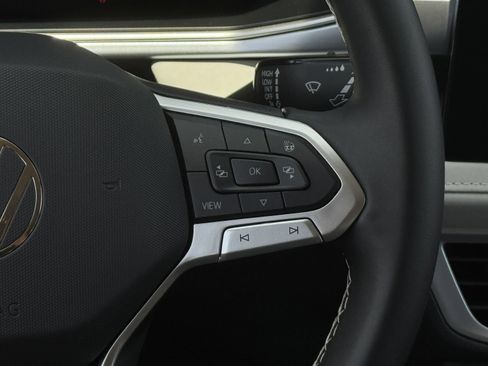 New 2025 Volkswagen Taos SE FWD image 17