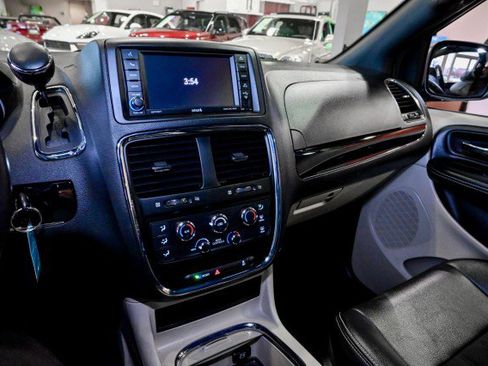 Used 2019 Dodge Grand Caravan SXT w/ Rear Park Assist Package image 31