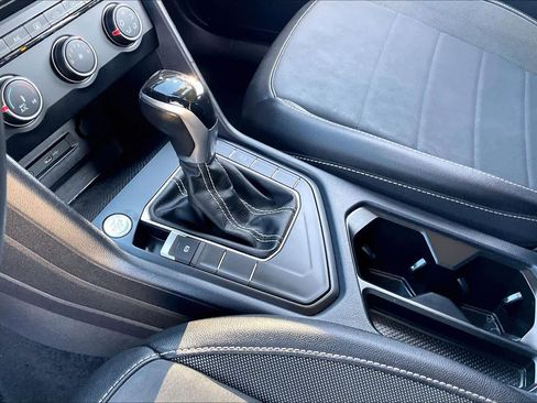 Used 2022 Volkswagen Taos SE image 16