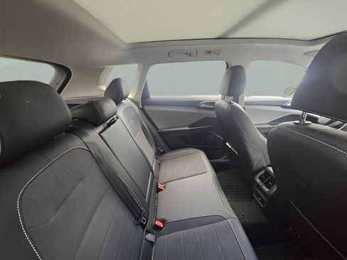 Used 2022 Volkswagen Taos SE FWD image 4