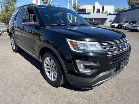Used 2017 Ford Explorer XLT FWD image 1