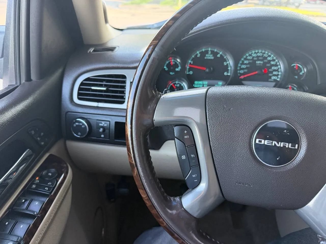 Used 2011 GMC Sierra 1500 Denali AWD/4WD image 27
