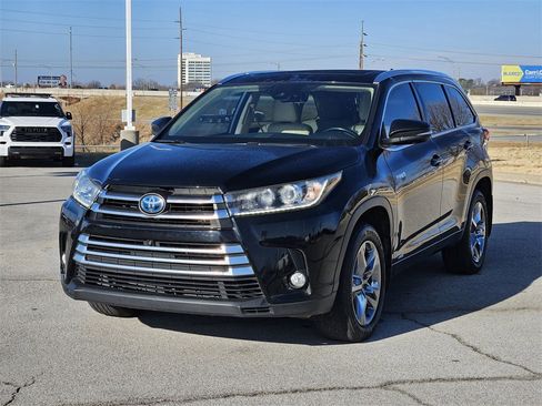 Used 2017 Toyota Highlander Limited Platinum image 2
