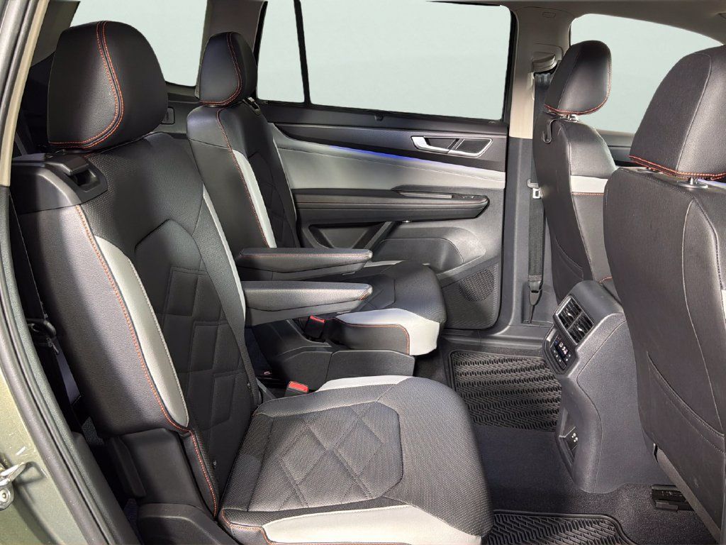 Used 2025 Volkswagen Atlas Peak Edition SE AWD/4WD image 34