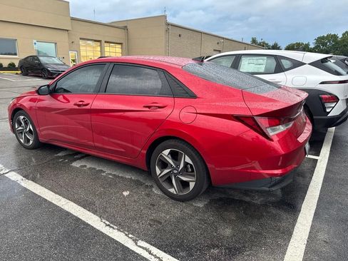 Used 2023 Hyundai Elantra SEL w/ Convenience Package FWD image 2
