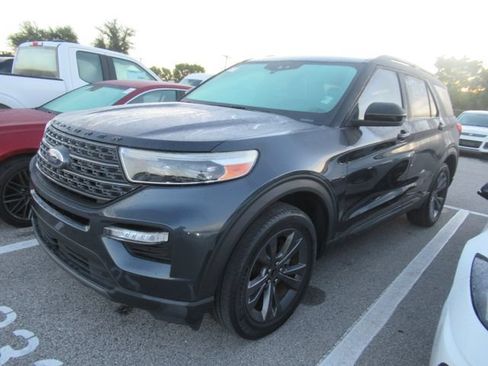Used 2022 Ford Explorer XLT w/ Equipment Group 202A AWD/4WD image 3