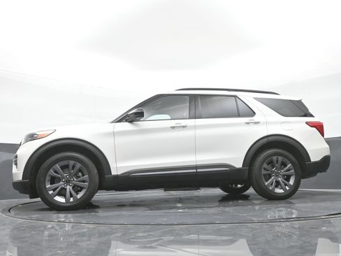 Used 2023 Ford Explorer XLT w/ Equipment Group 202A AWD/4WD image 45