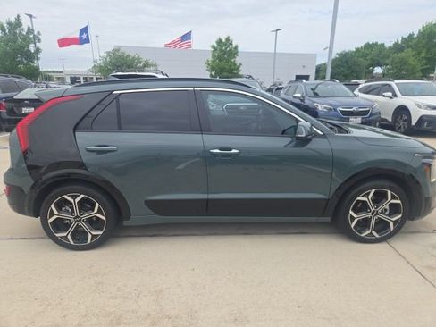 Used 2023 Kia Niro SX Touring image 2