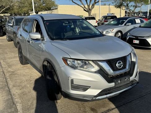 Used 2017 Nissan Rogue S image 3
