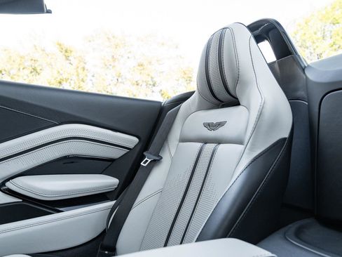 Used 2021 Aston Martin V8 Vantage Roadster image 28