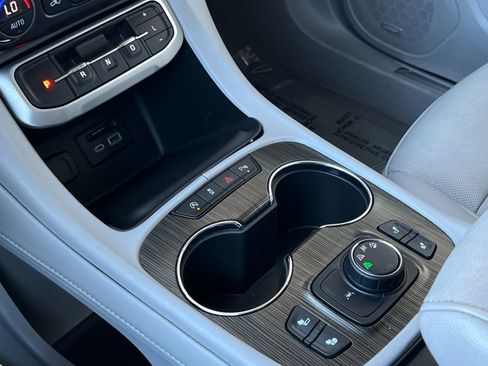 Used 2023 GMC Acadia SLT image 21