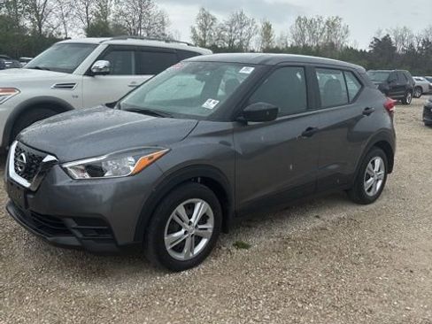 Used 2020 Nissan Kicks S image 2