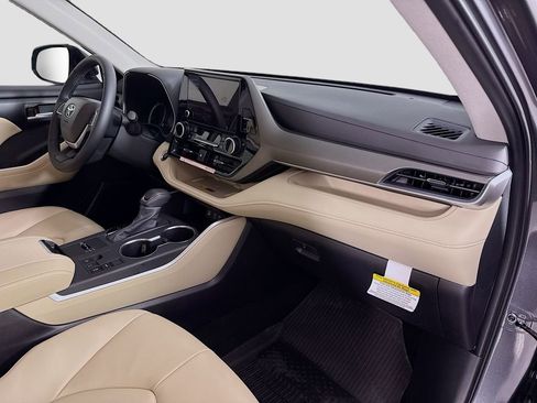 Used 2025 Toyota Highlander XLE image 19