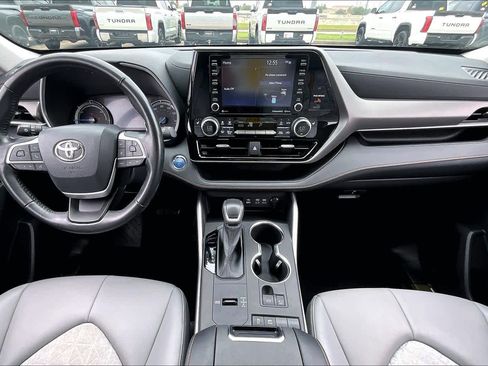 Used 2022 Toyota Highlander Bronze Edition FWD image 16