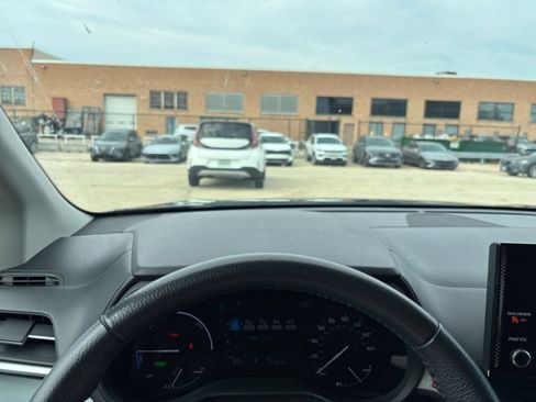 Used 2025 Toyota Sienna XLE FWD image 35