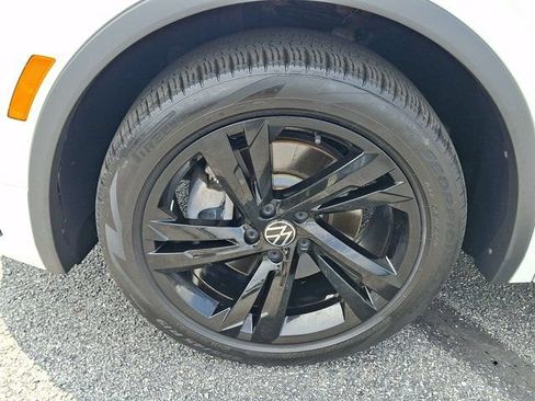 Certified 2023 Volkswagen Tiguan SE R-Line AWD/4WD image 11
