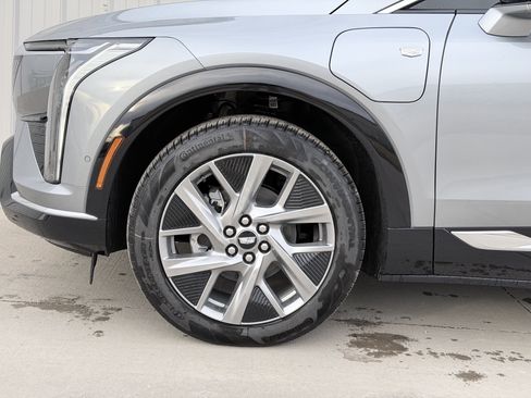 New 2026 Cadillac Optiq Luxury 2 image 8