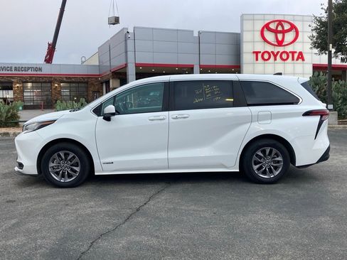 Used 2021 Toyota Sienna LE image 8