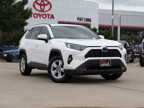 Used 2021 Toyota RAV4 XLE w/ Convenience Package FWD image 2