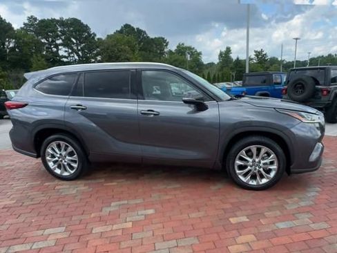 Used 2023 Toyota Highlander Limited FWD image 4