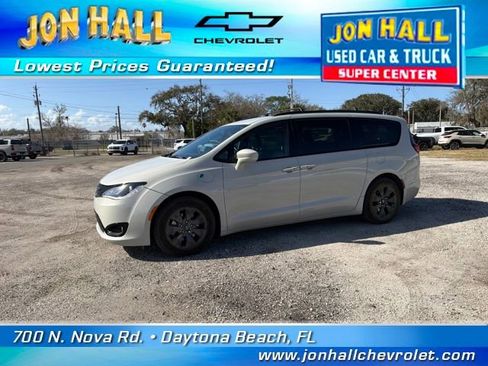 Used 2020 Chrysler Pacifica Touring-L w/ S Appearance Package image 2