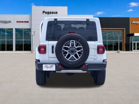 Used 2025 Jeep Wrangler Unlimited Sahara AWD/4WD image 8