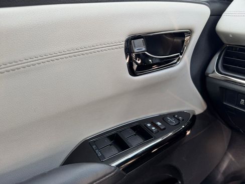 Used 2016 Toyota Avalon XLE Plus FWD image 17
