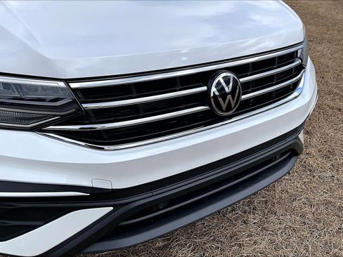 Used 2023 Volkswagen Tiguan SE w/ Panoramic Sunroof Package image 29