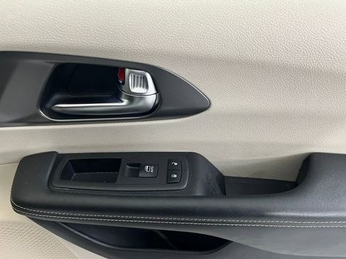Used 2023 Chrysler Pacifica Touring-L image 65
