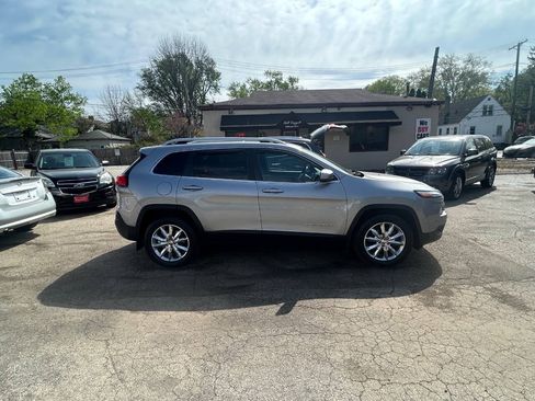 Used 2016 Jeep Cherokee Limited w/ Luxury Group AWD/4WD image 13