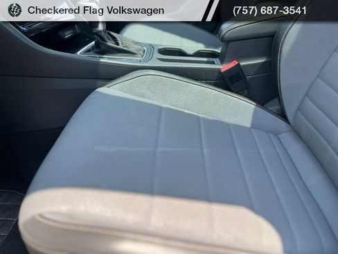 Used 2025 Volkswagen Jetta SE FWD image 22