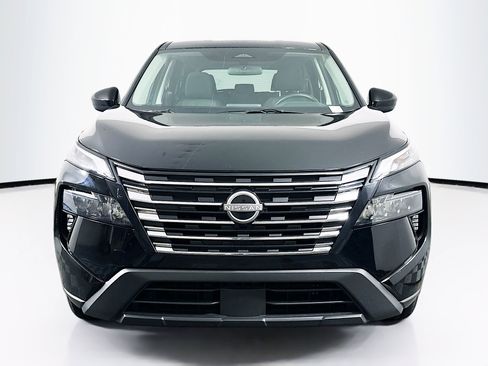 Used 2025 Nissan Rogue SV image 2