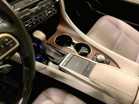 Used 2020 Lexus RX 350L Premium w/ Premium Package image 17