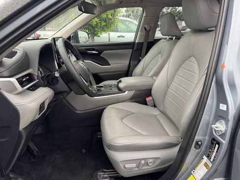 Used 2024 Toyota Highlander XLE FWD image 23