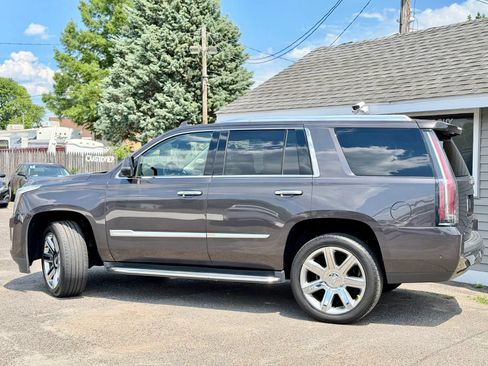 Used 2017 Cadillac Escalade Luxury AWD/4WD image 4