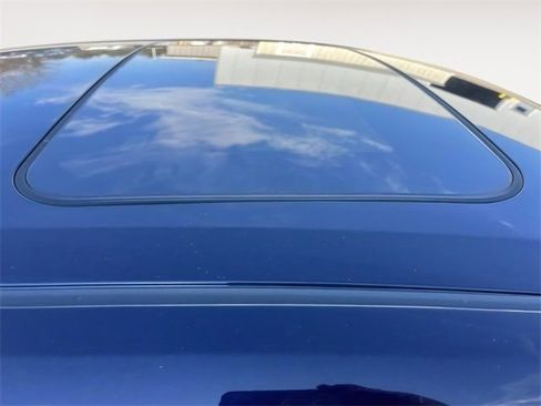 Used 2022 Toyota Corolla SE w/ SE Premium Package image 9