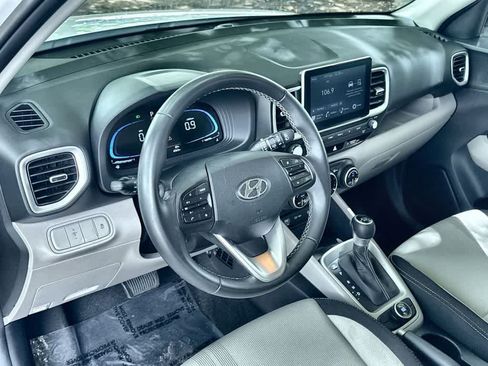 Used 2025 Hyundai Venue SEL FWD image 13