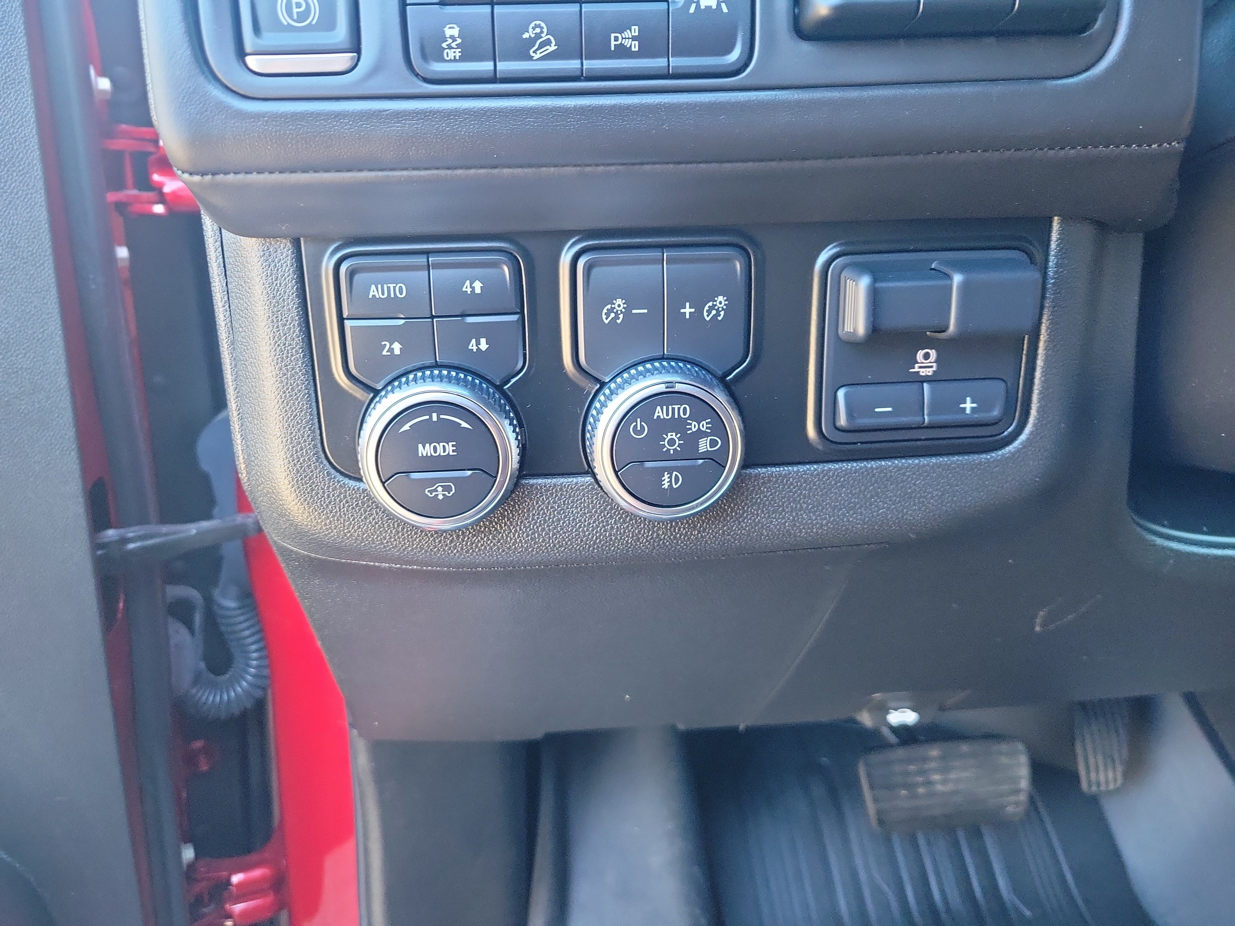 Used 2023 GMC Yukon XL Denali Ultimate AWD/4WD image 32