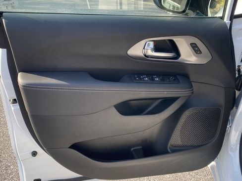 New 2026 Chrysler Pacifica Select image 12