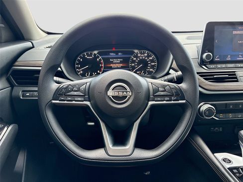 Used 2023 Nissan Altima 2.5 SV FWD image 11