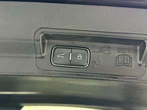 Used 2023 Ford Explorer Limited image 5