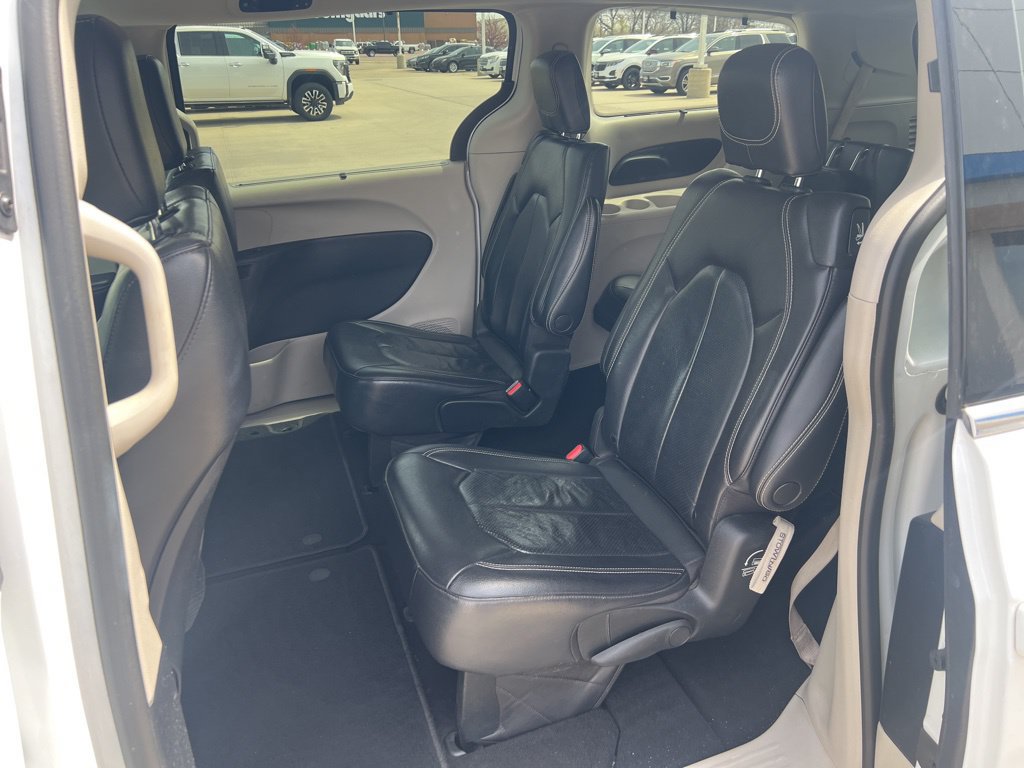 Used 2022 Chrysler Pacifica Touring-L FWD image 16