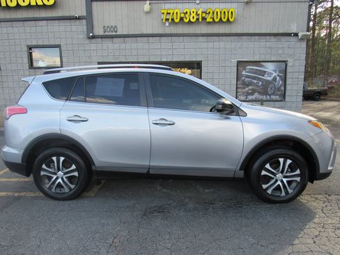 Used 2018 Toyota RAV4 LE FWD image 8
