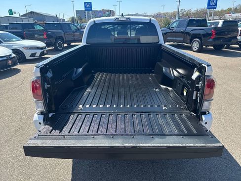 Used 2023 Toyota Tacoma TRD Sport w/ Technology Package AWD/4WD image 7