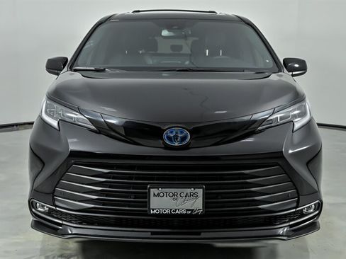 Used 2025 Toyota Sienna XLE Woodland Edition AWD/4WD image 4
