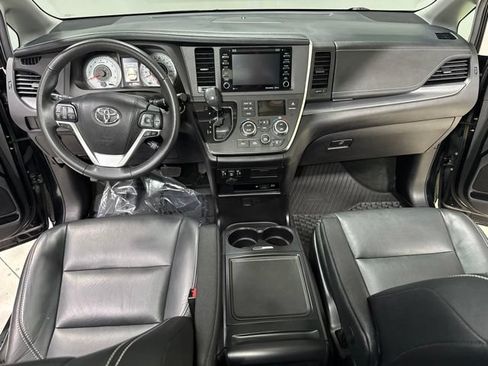 Used 2018 Toyota Sienna SE FWD image 3